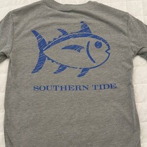 Southern Tide Heather Gray Tee with Blue Fish Design Boys size XS (4-5)